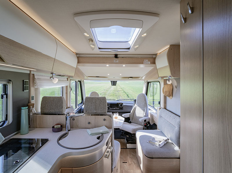 HYMER B-Class ModernComfort I 550 WhiteLine Lounge Area