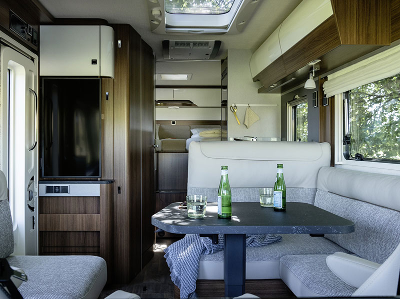 HYMER B-Class ModernComfort I 600 WhiteLine lounge and table
