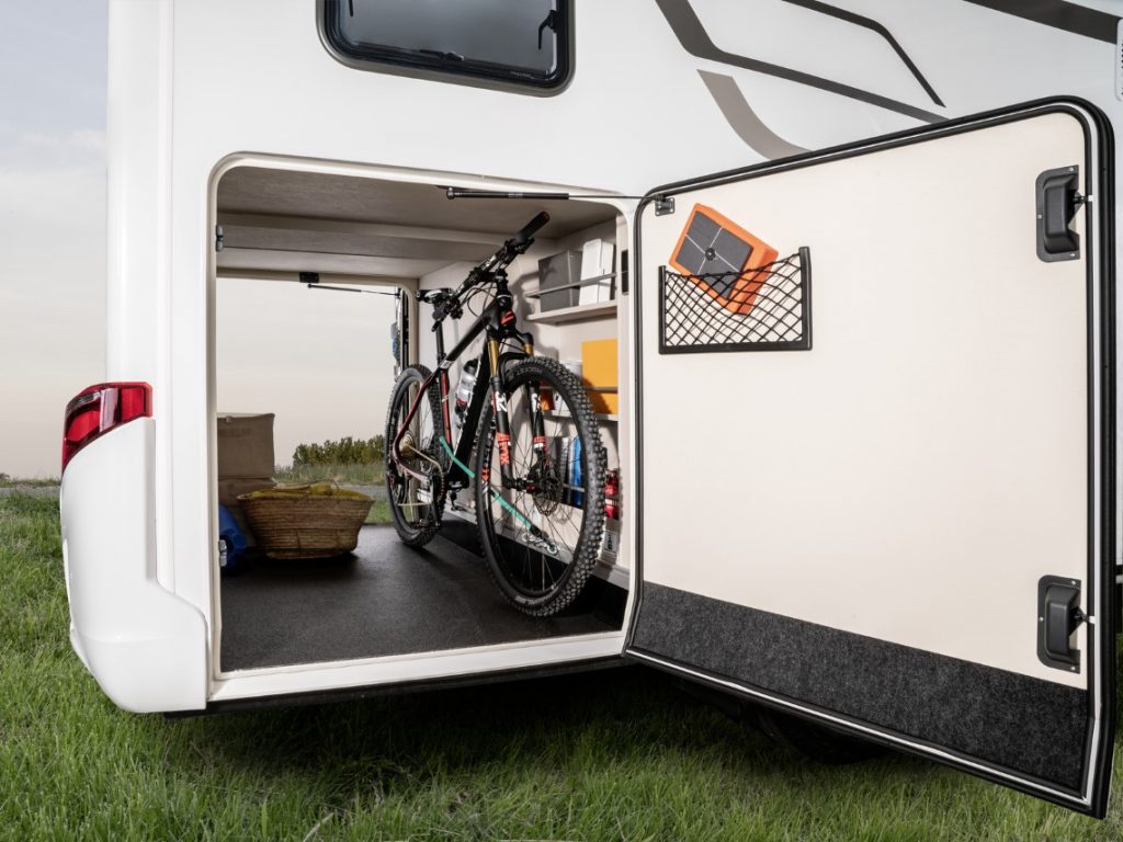 HYMER Exsis-i 678 rear storage