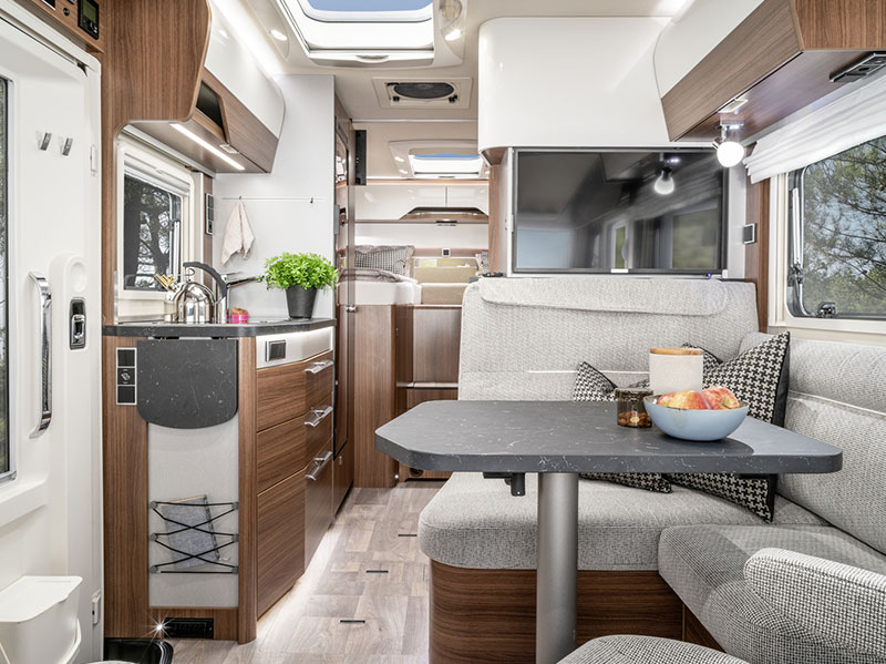 HYMER B-Class ModernComfort I 580 lounge and table area