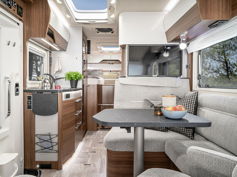 HYMER B-Class ModernComfort I 680 Lounge area and table