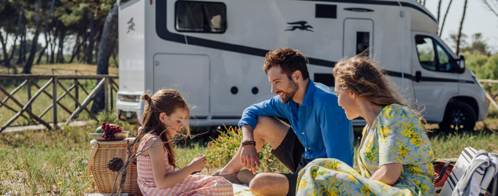 Kosomo Motorhome with family outside